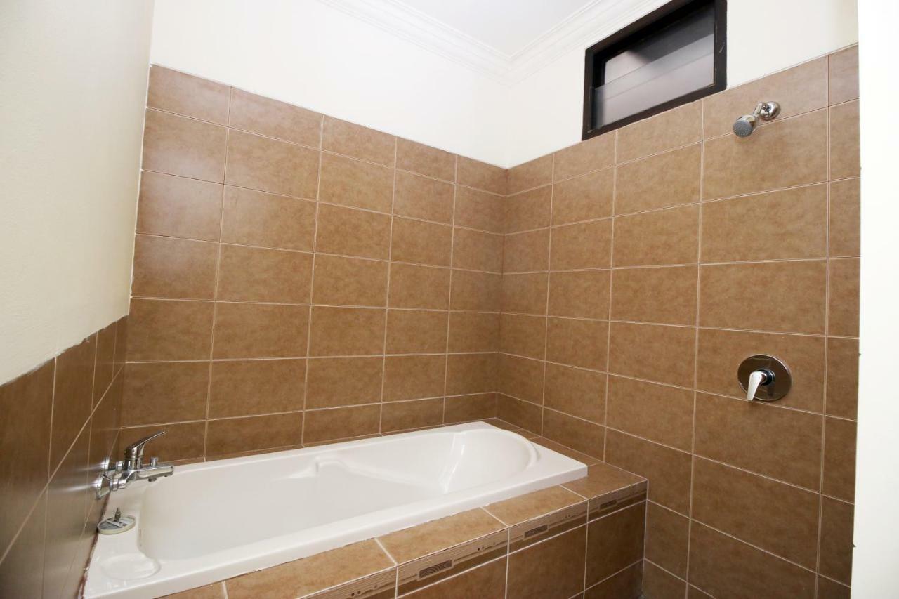 Safina Inn Syariah Sekupang Batam Екстериор снимка
